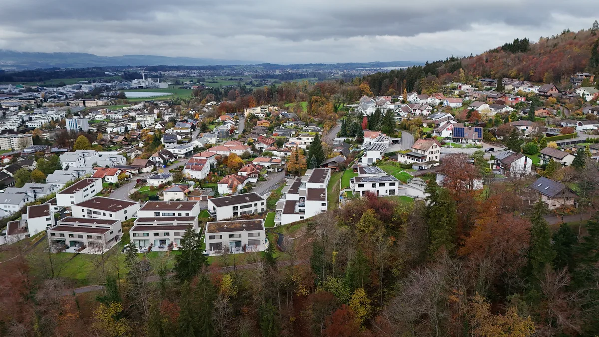 Blick über Wohnsiedlungen in Hinwil Richtung Kezo.